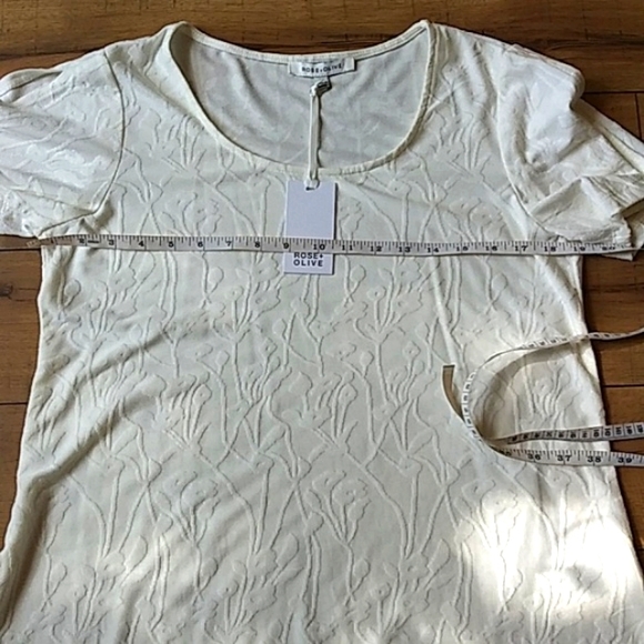 NWT Off White Texture Cold Shoulder Top By Rose + Olive. Size M - Picture 14 of 17